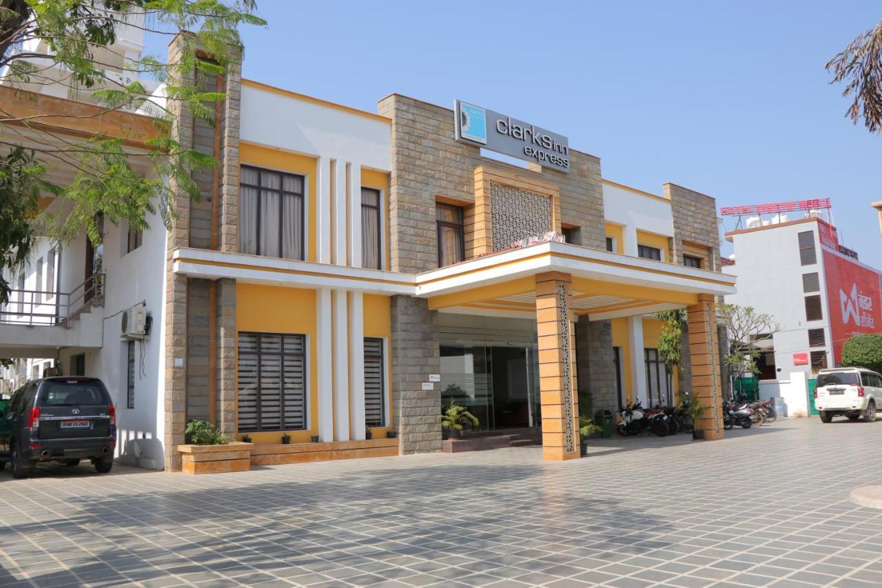 Hotel Clarks Inn Express Bharatpur Eksteriør billede